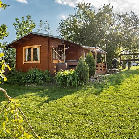 Trebivlice Cozy Wood Hut On The Farmヴィラ エクステリア 写真