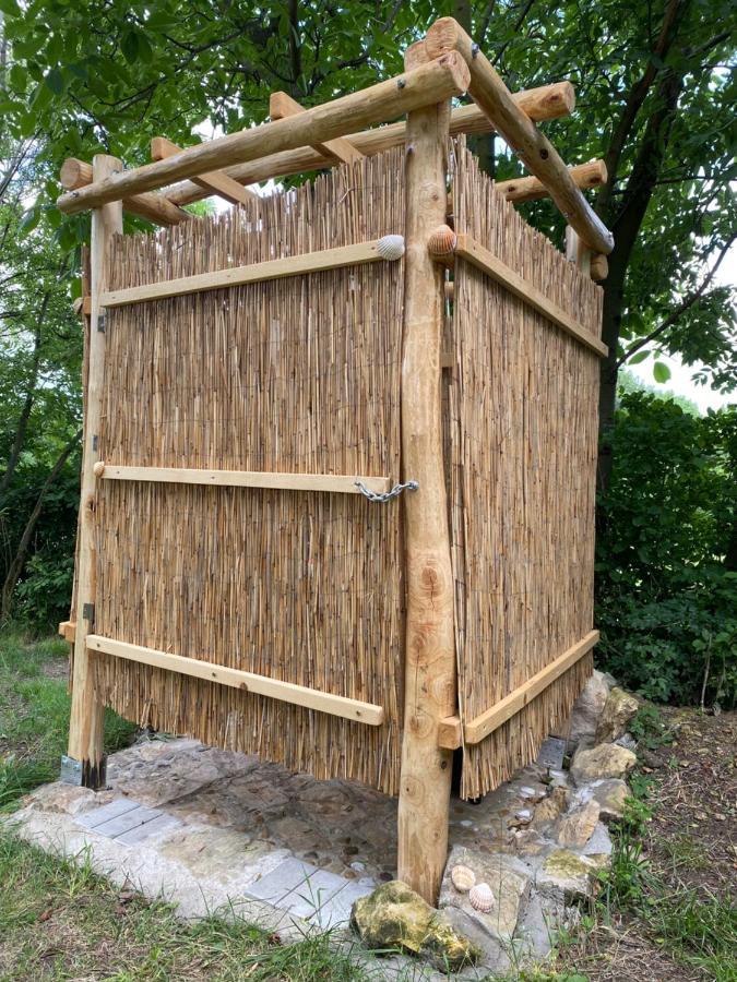 Trebivlice Cozy Wood Hut On The Farmヴィラ エクステリア 写真