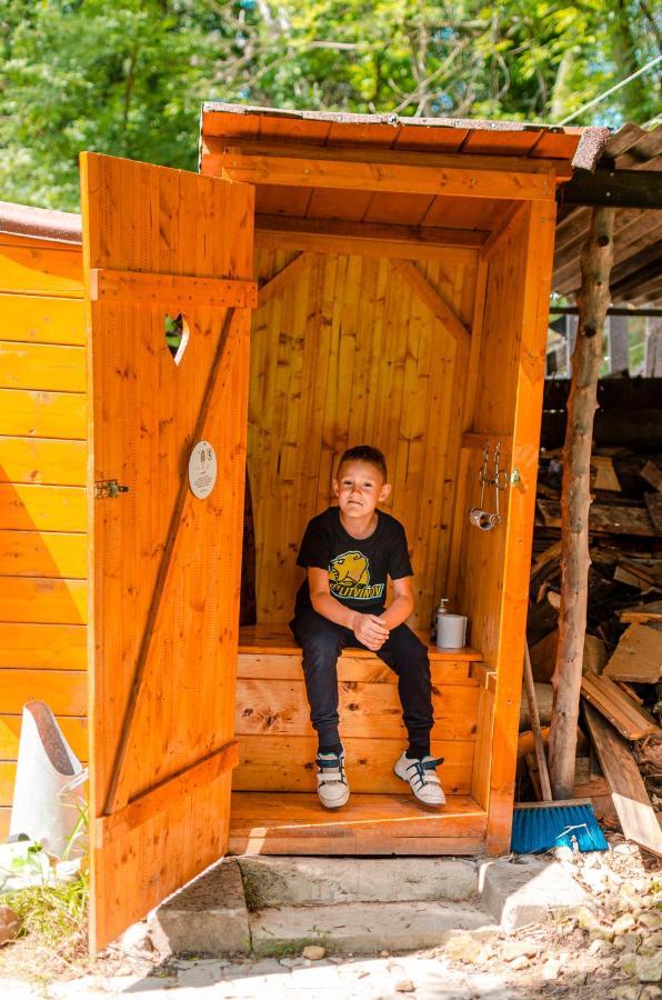 Trebivlice Cozy Wood Hut On The Farmヴィラ エクステリア 写真