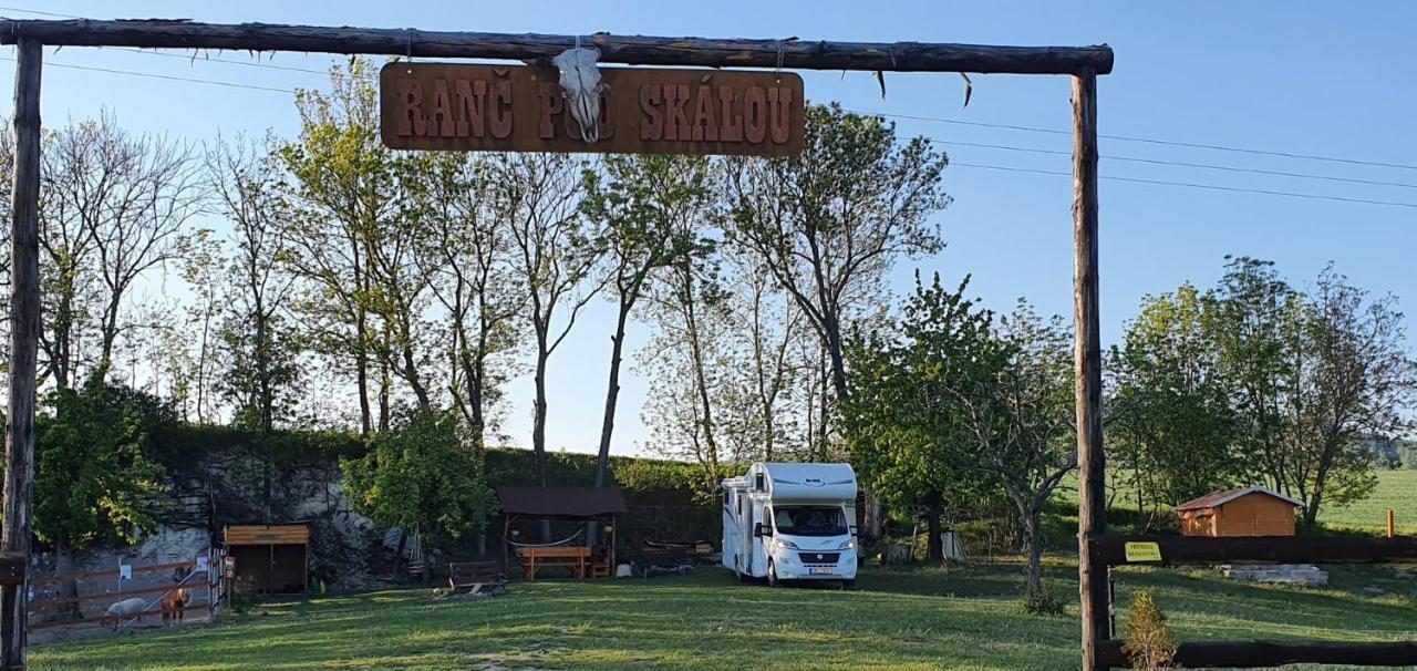Trebivlice Cozy Wood Hut On The Farmヴィラ エクステリア 写真