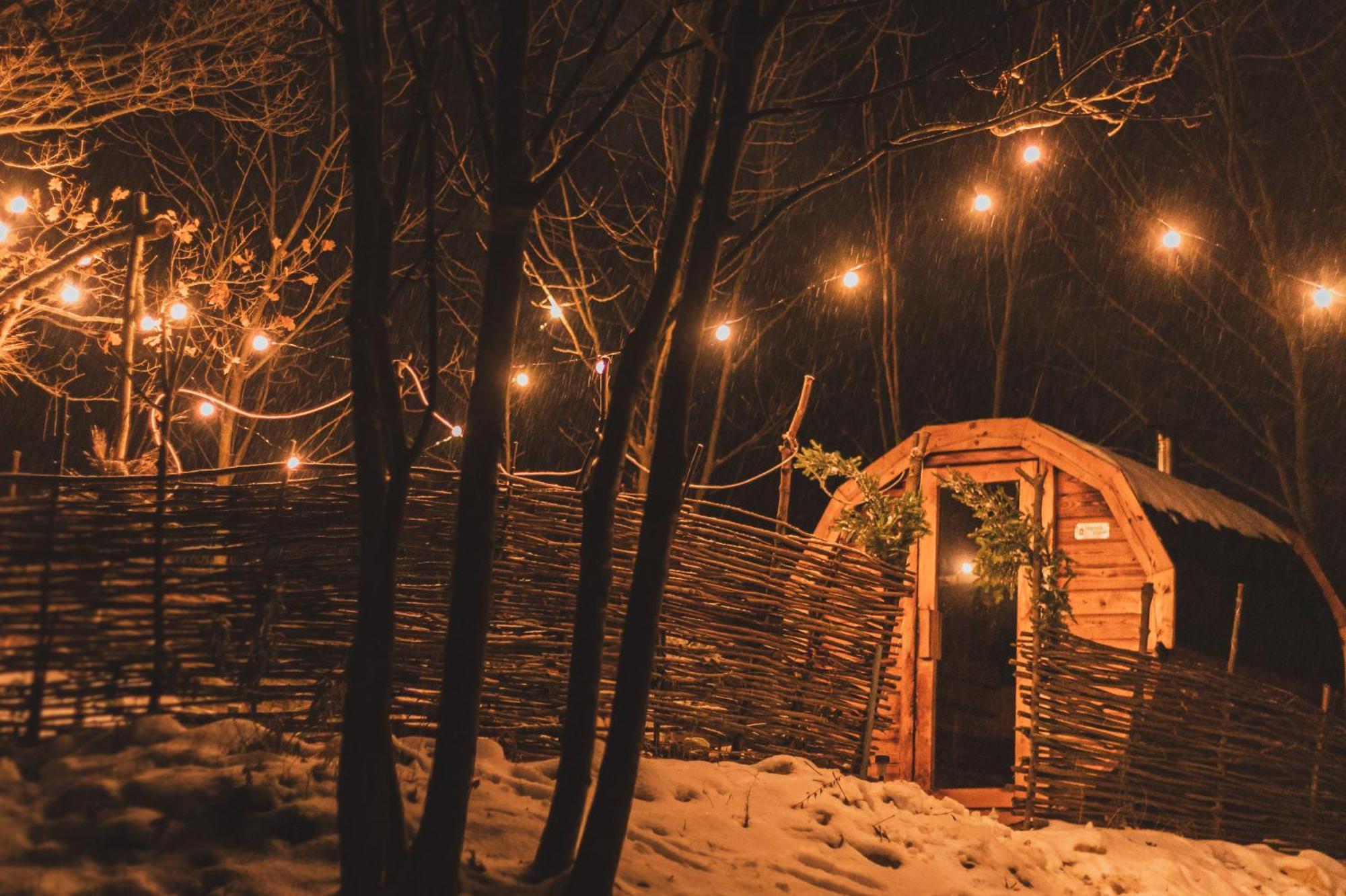 Trebivlice Cozy Wood Hut On The Farmヴィラ エクステリア 写真