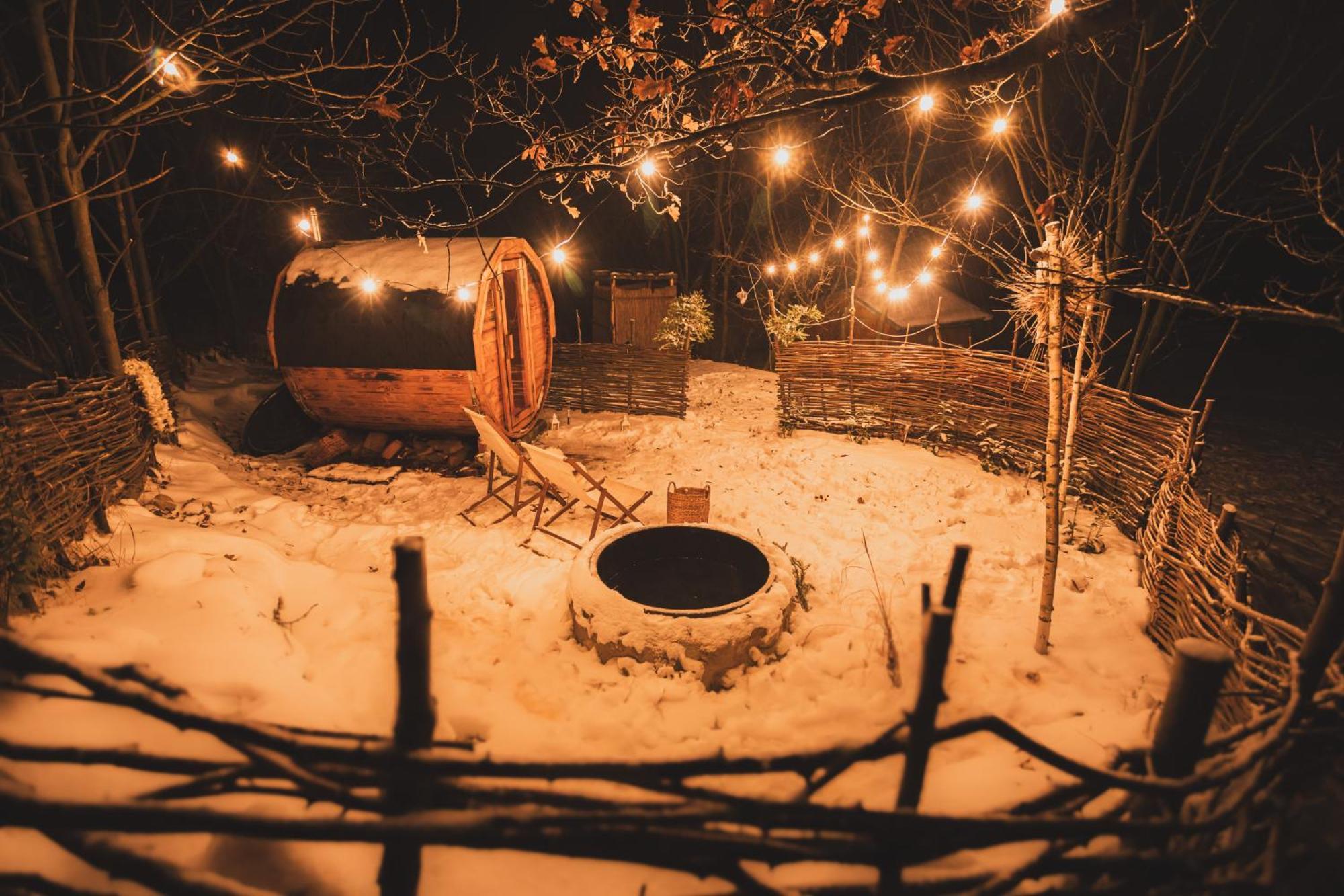 Trebivlice Cozy Wood Hut On The Farmヴィラ エクステリア 写真
