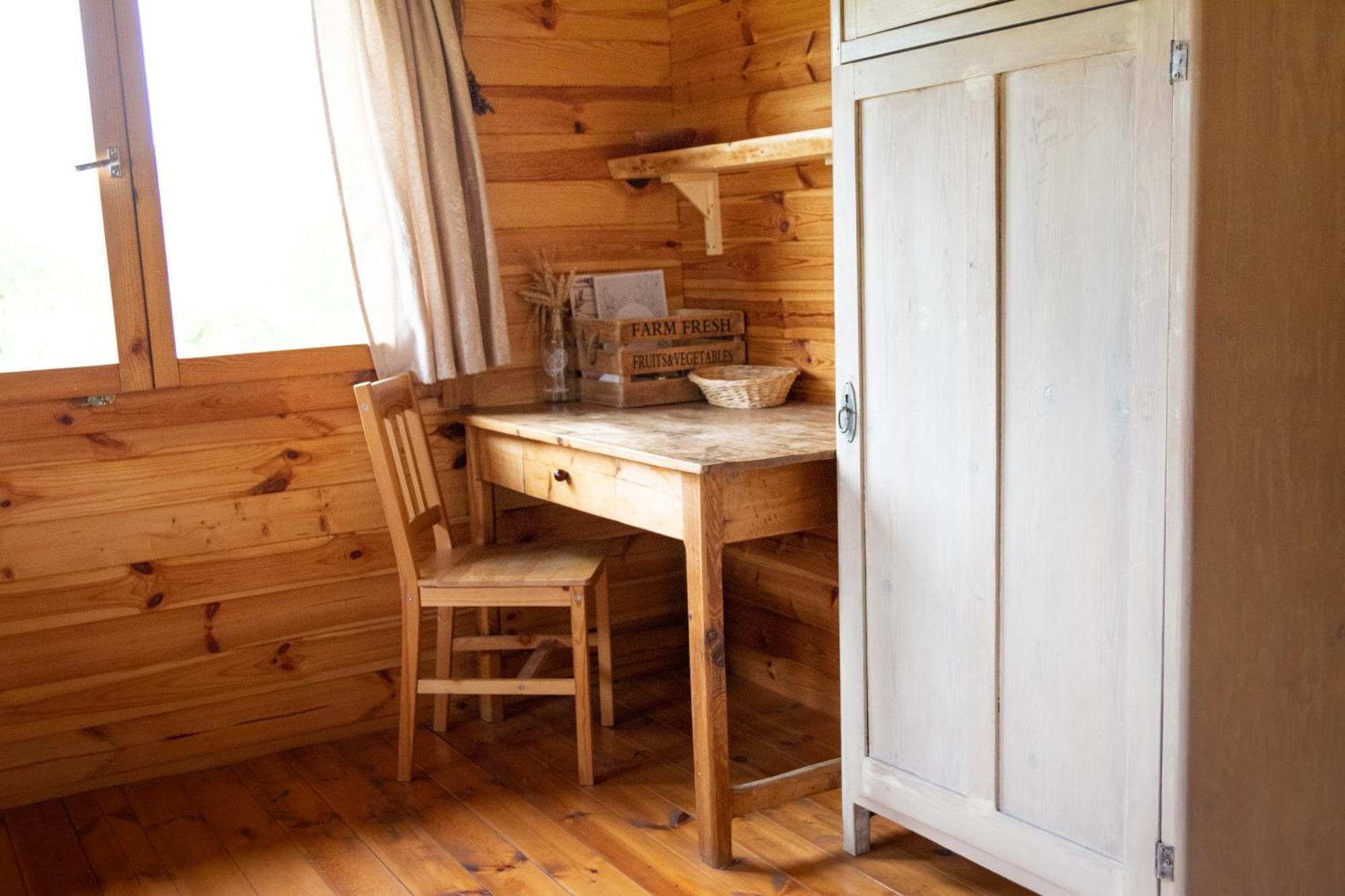 Trebivlice Cozy Wood Hut On The Farmヴィラ エクステリア 写真