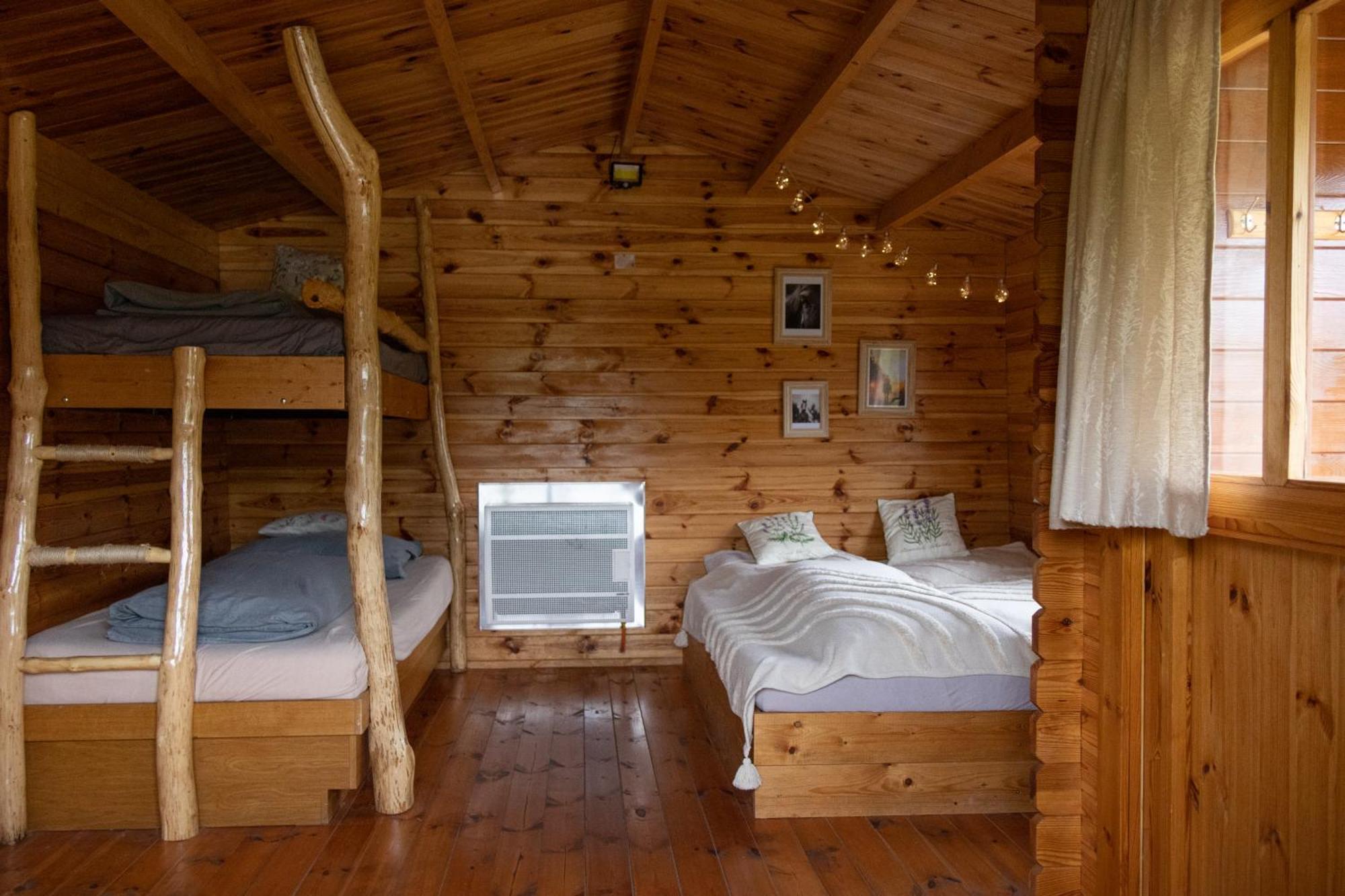 Trebivlice Cozy Wood Hut On The Farmヴィラ エクステリア 写真
