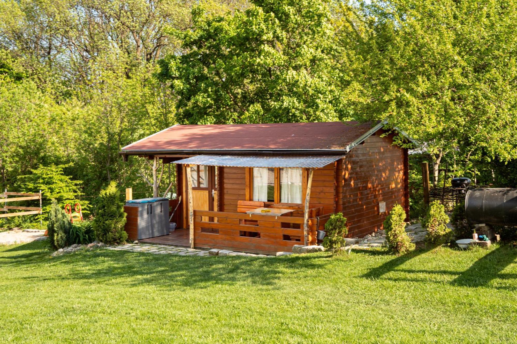 Trebivlice Cozy Wood Hut On The Farmヴィラ エクステリア 写真